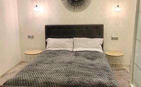 Uroczy Apartament Z Patio